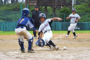 強い日差しや土砂降りに見舞われた選手達