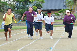 教職員や地域の人も参加する尾母小学校のリレー