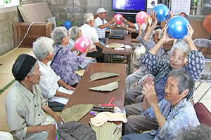 クラブ内でボール遊びをする会員ら