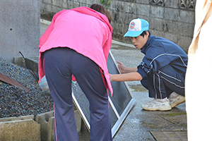 すみずみまで丁寧に清掃作業をする中学生