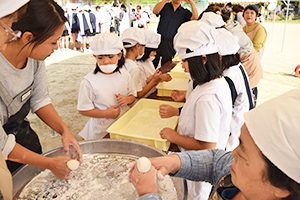 お団子に成型する子どもたち