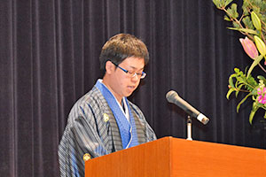 謝辞を述べる新成人代表の芝幸多さん