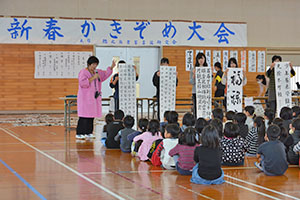 作品について説明する高校生