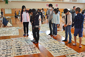 提出された力作を眺める参加者家族