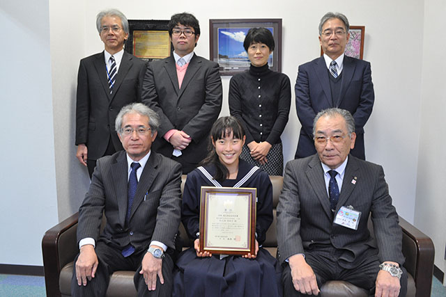 栄誉ある受賞を喜ぶ田之畑奈保子さんと学校関係者