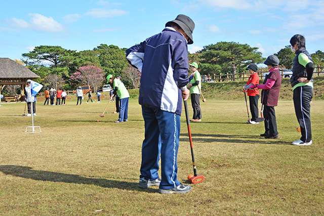 グランドゴルフを楽しむ各地区の選手たち