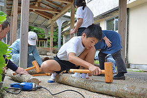 駒打ちの作業に熱中する児童