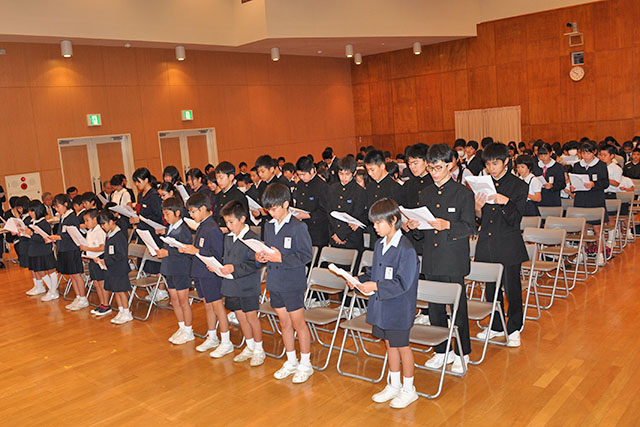 表彰を受けた児童生徒と学士村塾生ら