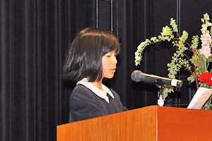 受講生代表で塾生憲章を読み上げる岩本志穂さん