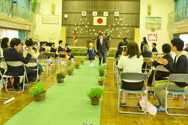 担任の先生と仲良く退場する岩山詩恵留さん