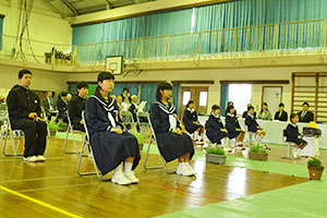 入学式が行われた手々小中学校体育館内