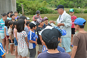 田植えについて説明をうける子どもたち