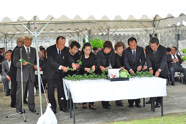 献花する鹿児島県遺族会の皆さん