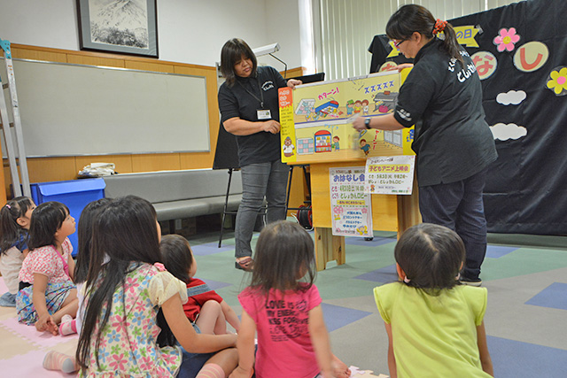 大型絵本の読み聞かせに聞き入る子どもたち