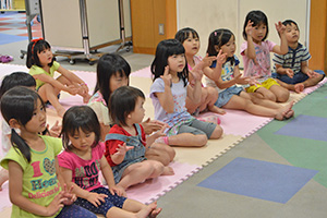 手話での歌を教わる子どもたち