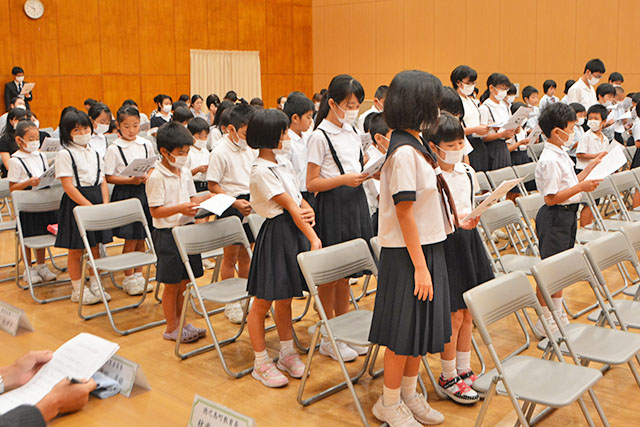 学士村塾塾生憲章を復唱する塾生たち