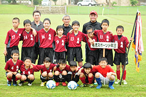 優勝を喜ぶ亀徳スポーツ少年団の皆さん