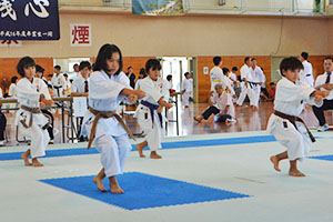 息の合った高学年女子の団体形競技