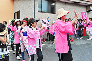 花を咲かせたような女性連の踊りの輪