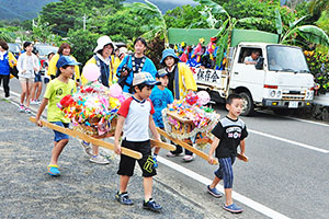 元気なかけ声をあげる子どもみこし