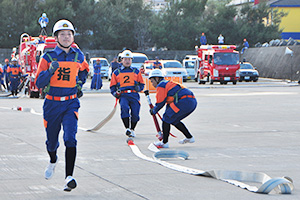「小型ポンプ車の部」の競技をする徳之島町消防団員