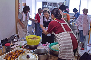 公民館でおいしい料理を作る地域の女性たち