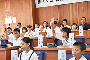 元気よく登壇する生徒