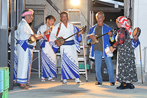 踊り連を盛り上げるモチタボリの歌