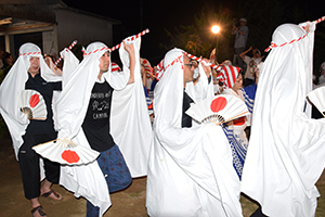 夜の手々集落に映える白い踊り連