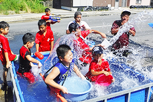 水の中でニィンケを楽しむ子ども達