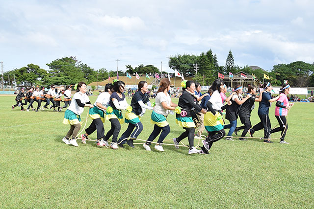 大盛り上がりを見せるむかで競争