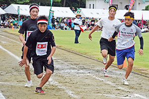 緊迫する僅差でのバトンパス