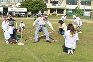 校区内5チームで競う神之嶺小学校の大運動会