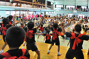 盛大な催し物が行われる花徳小学校の祝賀会