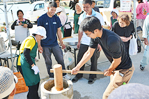 共同作業で笑顔があふれる「もちつき」