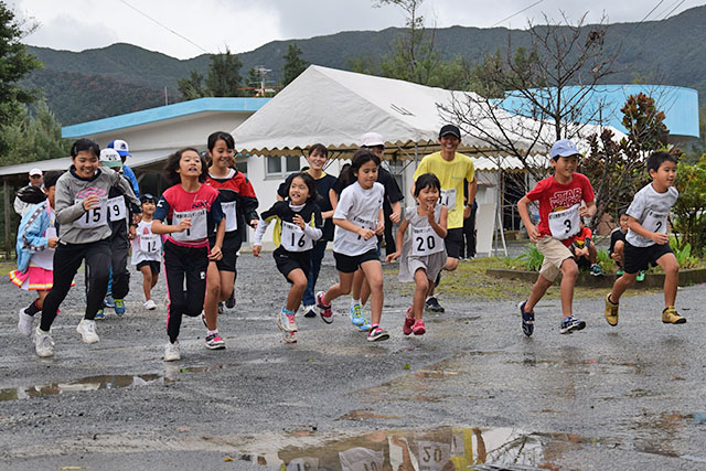 笑顔でスタートを切る3kmコースの参加者