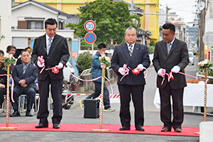 高岡秀規町長と福岡兵八郎議長と豊田祐也南区区長によるテープカット