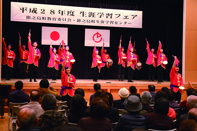 舞台を大きく使い会場を魅了する闘牛太鼓