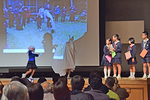 手々小学校児童による「しまっ子ガイド」についての発表