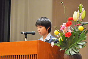 塾生憲章を読み上げる吉田永遠さん