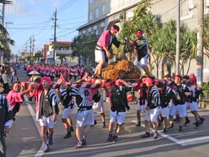 優勝した花徳校区チームの神輿