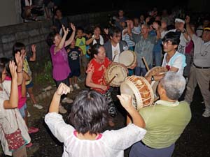 各家々を回って踊りを披露します