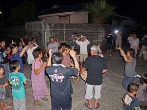 太鼓に合わせて踊る住民