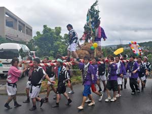 前川と上花徳集落の神輿