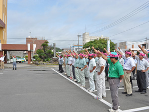 「頑張ろう」を三唱する参加者