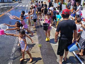 勢いよく水を掛ける子どもたち