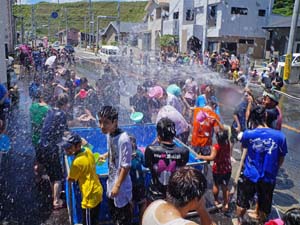 水浸しになって楽しむ参加者