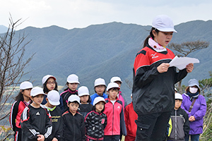 慰霊碑へ平和への感謝の想いを朗読する児童