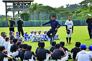 野球教室で熱心に指導