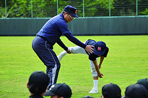 投球フォームを指導する我喜屋監督